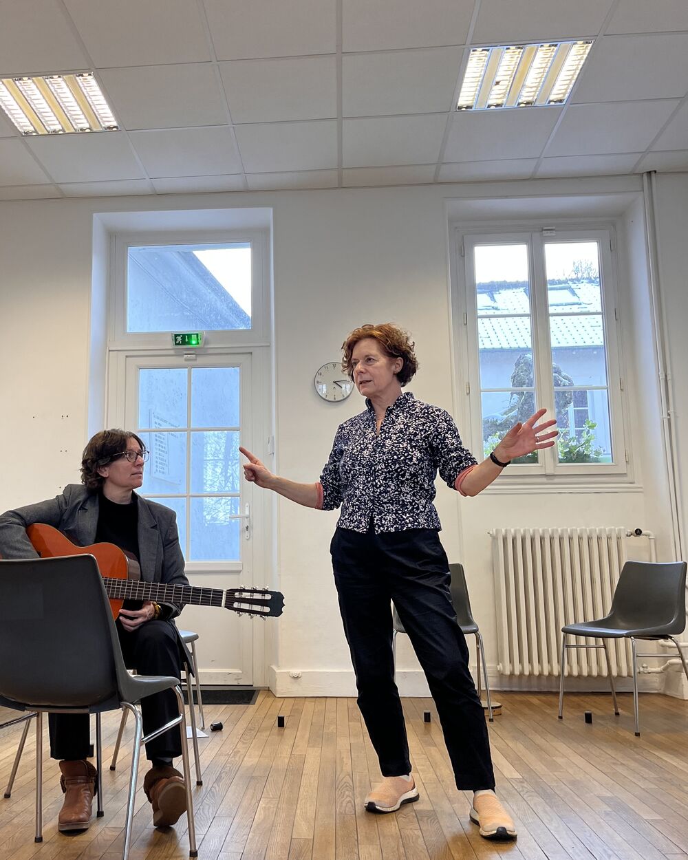 Petra lance une improvisation, un participant à la guitare