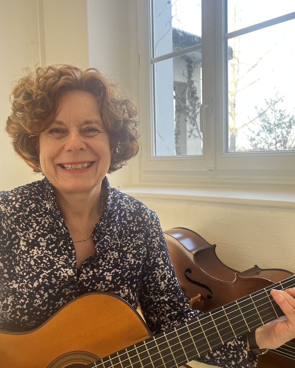 Petra Mengeringhausen sourit, sa guitare à la main